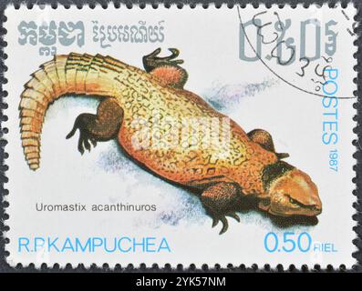 Timbre-poste oblitéré imprimé par le Cambodge, qui montre Mastiure nord-africaine (Uromastyx acanthinura), vers 1987. Banque D'Images