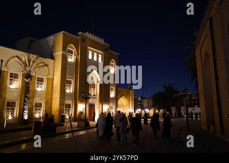 Bagdad, Irak. 13 novembre 2024. Les gens visitent la rue Al-Saray dans le vieux Bagdad pour assister au festival de la fête de Bagdad. Bagdad Day Festival célèbre l'histoire et la civilisation de Bagdad. L'événement 'Bagdad Simulation', l'un des segments du festival qui vise à faire revivre l'atmosphère de la ville dans une période allant de 1924 à 2024 en réincarnant des personnages traditionnels et des rôles essentiels qui ont joué un rôle central dans la vie quotidienne à Bagdad. (Crédit image : © Ismael Adnan/SOPA images via ZUMA Press Wire) USAGE ÉDITORIAL SEULEMENT! Non destiné à UN USAGE commercial ! Banque D'Images