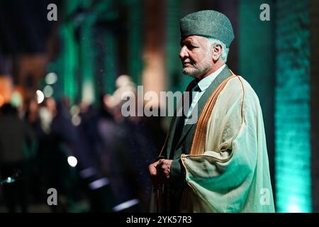 Bagdad, Irak. 13 novembre 2024. Un homme vêtu d'un costume folklorique vu pendant le festival de la fête de Bagdad sur la rue Al-Saray. Bagdad Day Festival célèbre l'histoire et la civilisation de Bagdad. L'événement 'Bagdad Simulation', l'un des segments du festival qui vise à faire revivre l'atmosphère de la ville dans une période allant de 1924 à 2024 en réincarnant des personnages traditionnels et des rôles essentiels qui ont joué un rôle central dans la vie quotidienne à Bagdad. (Crédit image : © Ismael Adnan/SOPA images via ZUMA Press Wire) USAGE ÉDITORIAL SEULEMENT! Non destiné à UN USAGE commercial ! Banque D'Images