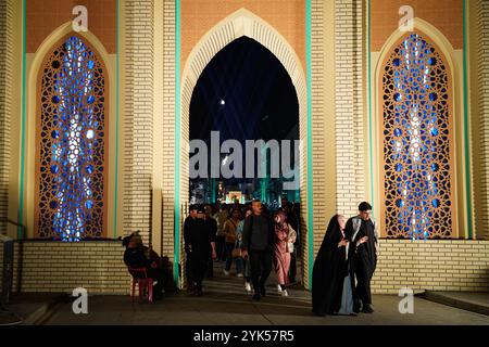 Bagdad, Irak. 13 novembre 2024. Les gens visitent la rue Al-Saray dans le vieux Bagdad pour assister au festival de la fête de Bagdad. Bagdad Day Festival célèbre l'histoire et la civilisation de Bagdad. L'événement 'Bagdad Simulation', l'un des segments du festival qui vise à faire revivre l'atmosphère de la ville dans une période allant de 1924 à 2024 en réincarnant des personnages traditionnels et des rôles essentiels qui ont joué un rôle central dans la vie quotidienne à Bagdad. (Crédit image : © Ismael Adnan/SOPA images via ZUMA Press Wire) USAGE ÉDITORIAL SEULEMENT! Non destiné à UN USAGE commercial ! Banque D'Images