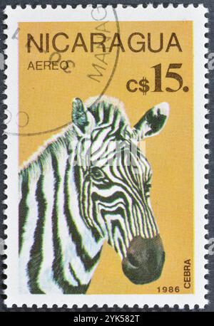 Timbre-poste oblitéré imprimé par le Nicaragua, qui montre Zebra (Equus Zebra sp.), vers 1986. Banque D'Images