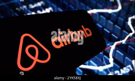 Konskie, Pologne - 15 novembre 2024 : logo de la société Airbnb affiché sur le téléphone portable Banque D'Images