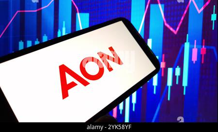 Konskie, Pologne - 15 novembre 2024 : logo de la société Aon affiché sur le téléphone portable Banque D'Images