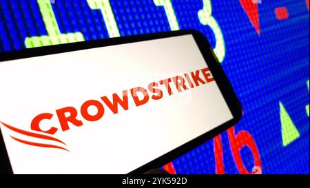 Konskie, Pologne - 15 novembre 2024 : logo de la société CrowdStrike affiché sur le téléphone portable Banque D'Images