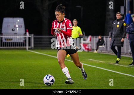 Eindhoven, pays-Bas. 17 novembre 2024. EINDHOVEN, PAYS-BAS - 17 NOVEMBRE : Chimera Ripa du PSV dribbles lors du match néerlandais Azerion Vrouwen Eredivisie entre le PSV et l'AZ Alkmaar au PSV Campus de Herdgang le 17 novembre 2024 à Eindhoven, pays-Bas. (Photo de Gabriel Calvino Alonso/Orange Pictures) crédit : Orange pics BV/Alamy Live News Banque D'Images