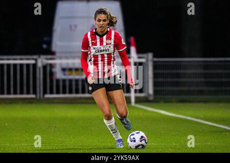 Eindhoven, pays-Bas. 17 novembre 2024. EINDHOVEN, PAYS-BAS - 17 NOVEMBRE : Melanie Bross du PSV dribble lors du match néerlandais Azerion Vrouwen Eredivisie entre le PSV et l'AZ Alkmaar au PSV Campus de Herdgang le 17 novembre 2024 à Eindhoven, pays-Bas. (Photo de Gabriel Calvino Alonso/Orange Pictures) crédit : Orange pics BV/Alamy Live News Banque D'Images