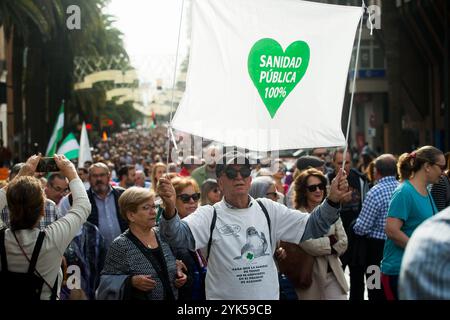 Malaga, Espagne. 17 novembre 2024. Un manifestant est vu tenant une pancarte exigeant une santé publique alors qu'il participe à une manifestation en faveur d'un système de santé décent. Sous le slogan : «N'attendez pas, bougez pour votre santé!», des milliers de personnes sont vues dans les rues pour soutenir la santé publique et les services de l'État et contre la privatisation du système de santé. (Photo de Jesus Merida/SOPA images/SIPA USA) crédit : SIPA USA/Alamy Live News Banque D'Images