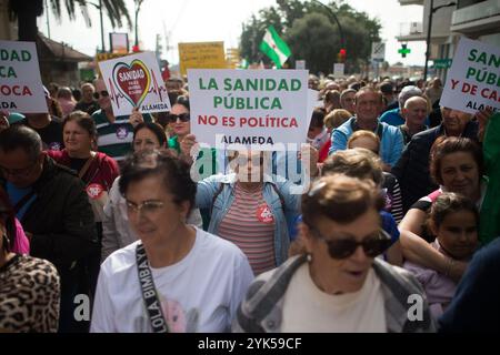 Malaga, Espagne. 17 novembre 2024. Un manifestant est vu tenant une pancarte qui dit : « la santé publique n'est pas de la politique » lors d'une manifestation en faveur d'un système de santé décent. Sous le slogan : «N'attendez pas, bougez pour votre santé!», des milliers de personnes sont vues dans les rues pour soutenir la santé publique et les services de l'État et contre la privatisation du système de santé. (Photo de Jesus Merida/SOPA images/SIPA USA) crédit : SIPA USA/Alamy Live News Banque D'Images