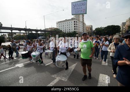 Malaga, Espagne. 17 novembre 2024. Les manifestants défilent dans la rue tout en jouant des instruments lors d'une manifestation en faveur d'un système de santé décent. Sous le slogan : «N'attendez pas, bougez pour votre santé!», des milliers de personnes sont vues dans les rues pour soutenir la santé publique et les services de l'État et contre la privatisation du système de santé. (Photo de Jesus Merida/SOPA images/SIPA USA) crédit : SIPA USA/Alamy Live News Banque D'Images