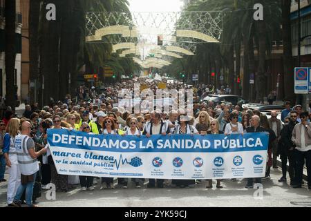 Malaga, Espagne. 17 novembre 2024. Les manifestants défilent dans la rue tout en tenant une grande bannière qui dit : «défendons la santé publique» lors d'une manifestation en faveur d'un système de santé décent. Sous le slogan : «N'attendez pas, bougez pour votre santé!», des milliers de personnes sont vues dans les rues pour soutenir la santé publique et les services de l'État et contre la privatisation du système de santé. (Photo de Jesus Merida/SOPA images/SIPA USA) crédit : SIPA USA/Alamy Live News Banque D'Images