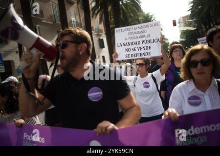 Malaga, Espagne. 17 novembre 2024. Une manifestante est vue brandissant une pancarte exigeant une santé publique alors qu'elle participe à une manifestation en faveur d'un système de santé décent. Sous le slogan : «N'attendez pas, bougez pour votre santé!», des milliers de personnes sont vues dans les rues pour soutenir la santé publique et les services de l'État et contre la privatisation du système de santé. (Photo de Jesus Merida/SOPA images/SIPA USA) crédit : SIPA USA/Alamy Live News Banque D'Images