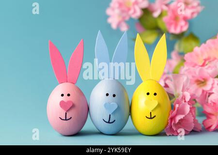 Oreilles de lapin d'oeuf de Pâques sur fond bleu. Décoration DIY. Joyeuses Pâques. Concept d'artisanat Banque D'Images