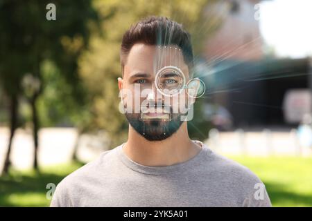 Système de reconnaissance du visage et de l'iris. Homme en cours de vérification biométrique à l'extérieur Banque D'Images
