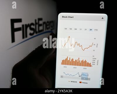 Allemagne. 13 août 2024. Dans cette illustration photo, un téléphone portable est vu affiché avec le site Web de la société américaine de services publics d'électricité FirstEnergy Corp. devant le logo. (Crédit image : © timon Schneider/SOPA images via ZUMA Press Wire) USAGE ÉDITORIAL SEULEMENT ! Non destiné à UN USAGE commercial ! Banque D'Images