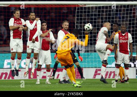 AMSTERDAM - Javier Balboa tire un coup franc. (g-d) Frank de Boer, Ricardo van Rhijn, Dani, Siem de Jong, Demy de Zeeuw se tiennent dans le mur lors d'un match bénéfice entre Ajax Legends et Real Madrid Legends au Johan Cruijff Arena pour marquer le 125e anniversaire de l'Ajax cette saison. ANP ROBIN VAN LONKHUIJSEN Banque D'Images