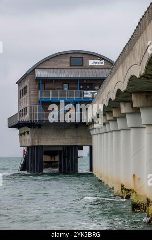 La station de sauvetage et le hangar à bateaux de Bembridge au bout d'un quai ou d'une jetée à Lane End Bembridge sur la côte ou le rivage de l'île de wight, RNLI. Banque D'Images