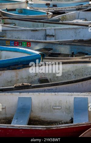 image abstraite d'un certain nombre de petits bateaux et canots attachés ensemble sur un amarrage dans une marina, petit canot et canots à rames abstrait. Banque D'Images