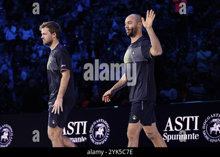 Torino, Italie. 17 novembre 2024. Les Allemands Kevin Krawietz et Tim Puetz&#xa0 ; célèbrent avec le trophée après avoir remporté le double match de tennis final de l'ATP World Tour finals à l'Inalpi Arena de Turin, Italie - Sport - dimanche 17 novembre 2024. (Photo de Marco Alpozzi/Lapresse) crédit : LaPresse/Alamy Live News Banque D'Images