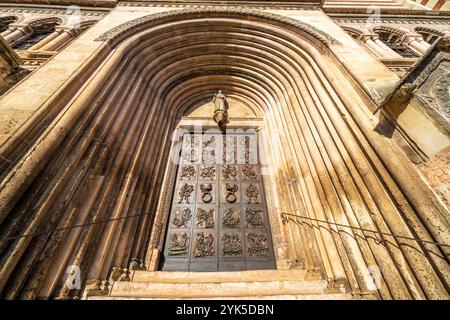 Église de San Fermo Maggiore extérieur entrée voûtée avec porte décorative, une église romane et gothique dans la vieille ville historique de Vérone, Italie. Banque D'Images