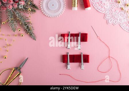 DIY un arc de cheveux d'un ruban de velours avec vos propres mains. Instructions étape par étape de kanzashi. Étape 4 Banque D'Images