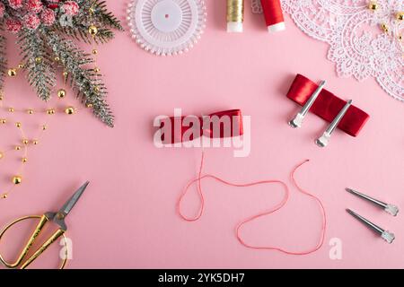 DIY un arc de cheveux d'un ruban de velours avec vos propres mains. Instructions étape par étape de kanzashi. Étape Banque D'Images