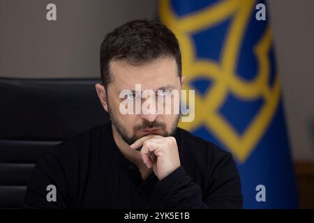 Kiev, Ukraine. 15 novembre 2024. Le président ukrainien Volodymyr Zelenskyy répond aux questions des étudiants colombiens lors d'un événement en direct avec des étudiants universitaires marquant la Journée internationale des étudiants depuis le Palais Mariinskyi, le 15 novembre 2024 à Kiev, en Ukraine. Crédit : Présidence ukrainienne/Bureau de presse présidentiel ukrainien/Alamy Live News Banque D'Images