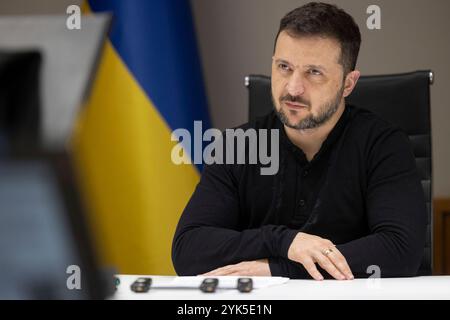 Kiev, Ukraine. 15 novembre 2024. Le président ukrainien Volodymyr Zelenskyy répond aux questions des étudiants colombiens lors d'un événement en direct avec des étudiants universitaires marquant la Journée internationale des étudiants depuis le Palais Mariinskyi, le 15 novembre 2024 à Kiev, en Ukraine. Crédit : Présidence ukrainienne/Bureau de presse présidentiel ukrainien/Alamy Live News Banque D'Images