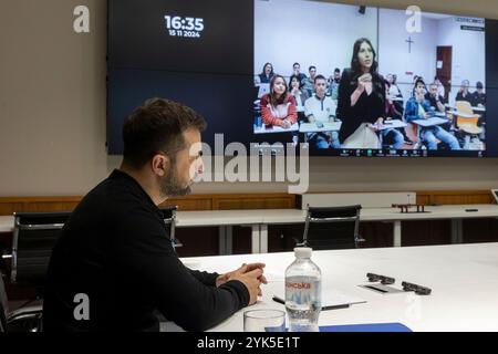 Kiev, Ukraine. 15 novembre 2024. Le président ukrainien Volodymyr Zelenskyy répond aux questions des étudiants colombiens lors d'un événement en direct avec des étudiants universitaires marquant la Journée internationale des étudiants depuis le Palais Mariinskyi, le 15 novembre 2024 à Kiev, en Ukraine. Crédit : Présidence ukrainienne/Bureau de presse présidentiel ukrainien/Alamy Live News Banque D'Images