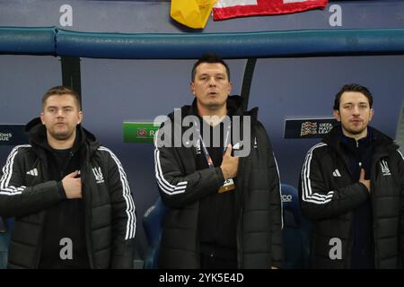 Les joueurs de l'Ukraine interprètent l'hymne national avant le match de l'UEFA Nations League entre la Géorgie et l'Ukraine à l'AdjaraBet Arena 16, 2024 in Banque D'Images