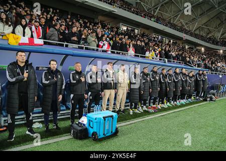 Les joueurs ukrainiens jouent l'hymne national avant le match de l'UEFA Nations League entre la Géorgie et l'Ukraine à l'AdjaraBet Arena 16, 2024. Banque D'Images