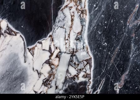 Gros plan de texture de marbre avec des tons sombres et clairs, parfait pour les intérieurs de luxe. Banque D'Images