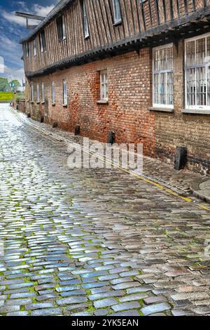 Scène de rue King's Lynn avec route pavée, Nelson Street, King's Lynn, Norfolk, Angleterre, ROYAUME-UNI Banque D'Images