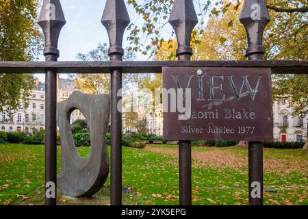 Vue de la sculptrice Naomi Blake créée pour le jubilé d'argent de la reine Elizabeth II en 1977. Fitzroy Square, Londres W1, Royaume-Uni Banque D'Images