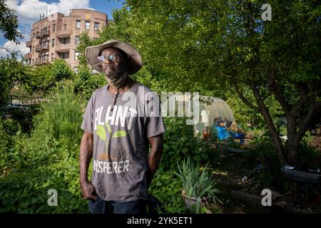 Bobby Watson, co-directeur de la ferme communautaire TAQWA et directeur du marché, pour le parc d'un demi-acre, a été exploité comme jardin communautaire dans le quartier Highbridge du Bronx, à New York. (Photo USDA/APFC par Preston Keres) Banque D'Images