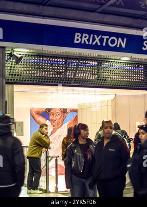 Claudette Johnson, nommée au Prix Artist & Turner 2024, a lancé une nouvelle murale à la station de métro Brixton. C'est sa première œuvre d'art publique. Banque D'Images