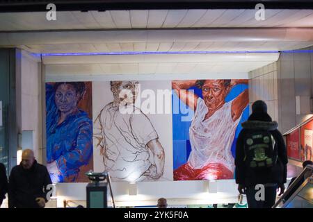 Claudette Johnson, nommée au Prix Artist & Turner 2024, a lancé une nouvelle murale à la station de métro Brixton. C'est sa première œuvre d'art publique. Banque D'Images