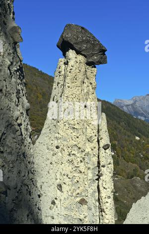 Pyramides de terre d'Euseigne avec cairn, Herémence, Vallée d'Herens, Val d'Herens, Valais, Suisse, Europe Banque D'Images