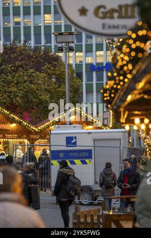 Vidéosurveillance par la police à la Porschekanzel, en face de la Marktkirche dans le centre-ville d'Essen, pendant le marché de Noël, mobile su Banque D'Images