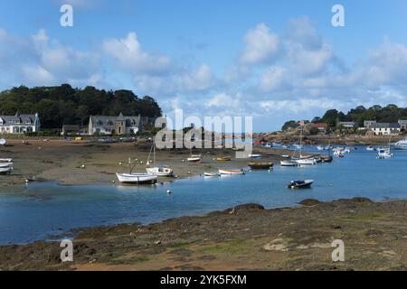 Vue côtière avec bateaux devant un petit village, port, Tregastel, Tregastel, Ploumanac'h, Ploumanach, Côte d'Armor, Bretagne, France, Europe Banque D'Images