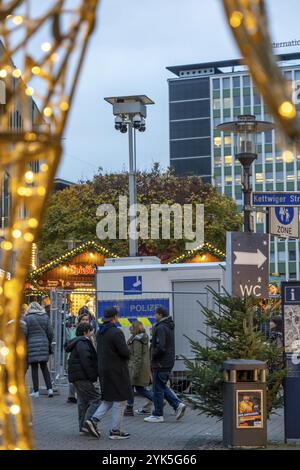 Vidéosurveillance par la police à la Porschekanzel, en face de la Marktkirche dans le centre-ville d'Essen, pendant le marché de Noël, mobile su Banque D'Images