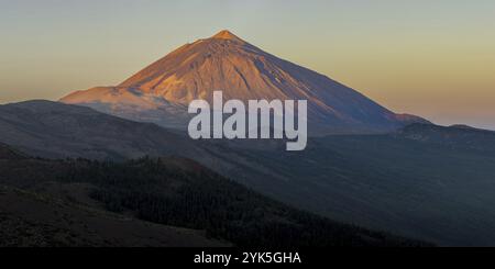 Panorama de l'est sur le Parc National du Teide, Parque Nacional del Teide, jusqu'au Pico del Teide, 3715m, au lever du soleil, Tenerife, Îles Canaries, Espagne, EUR Banque D'Images