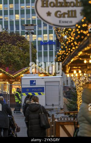 Vidéosurveillance par la police à la Porschekanzel, en face de la Marktkirche dans le centre-ville d'Essen, pendant le marché de Noël, mobile su Banque D'Images