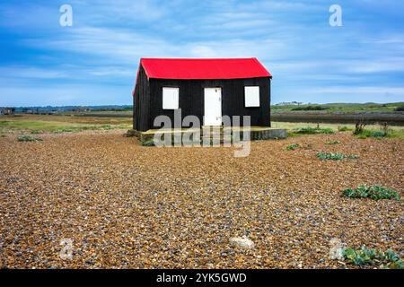 Le Fisherman's Hut, un charmant bâtiment noir au toit rouge, est situé à Rye Harbour, près de la confluence de la rivière Rother et de la mer Banque D'Images