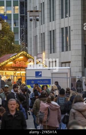 Vidéosurveillance par la police à la Porschekanzel, en face de la Marktkirche dans le centre-ville d'Essen, pendant le marché de Noël, mobile su Banque D'Images