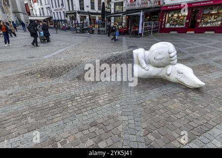 Sculpture Nello & Patrasche sur le Handschoenmarkt dans le centre de la vieille ville, Anvers, Flandre, Belgique, Europe Banque D'Images