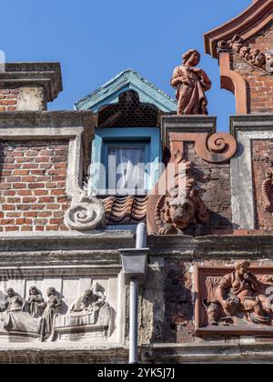 Détail de toit avec un relief riche, sculpture et fenêtre de deux bâtiments historiques médiévaux dans le centre-ville médiéval dans la rue Kraanlei, Gand, East Flan Banque D'Images