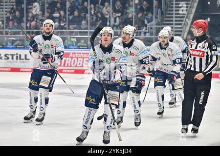 Augsburg, Deutschland. 17 novembre 2024. Jubel nach dem Treffer zum 0-1 durch Tyler BOLAND (Iserlohn Roosters 10)/Freude/Happy/Tor/Torschuezte/DEL : Augsburger Panther - Iserlohn Roosters, Curt Frenzel Stadion AM 17.11.2024 crédit : dpa/Alamy Live News Banque D'Images