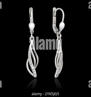 D'oreilles en or blanc avec diamant isolé sur le fond noir Banque D'Images