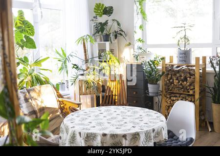 Table ronde vide pour l'installation et la démonstration du produit à l'intérieur avec des plantes tropicales d'intérieur dans la maison verte de campagne, la culture de plantes d'intérieur et Banque D'Images