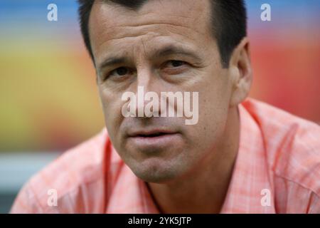 SHENYANG, CHINE - 10 AOÛT : L'entraîneur-chef du Brésil Dunga sur le banc de l'équipe avant un match du Groupe C contre la Nouvelle-Zélande aux Jeux Olympiques de Beijing 10 août 2008 à Shenyang, en Chine. Usage éditorial exclusif. (Photographie de Jonathan Paul Larsen / Diadem images) Banque D'Images